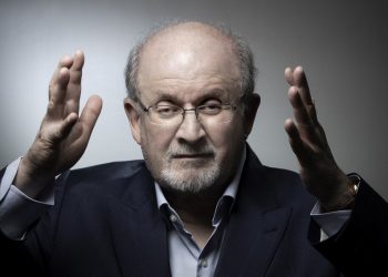 Las ventas de «Los versos satánicos» aumentan en EE. UU. tras ataque a Salman Rushdie