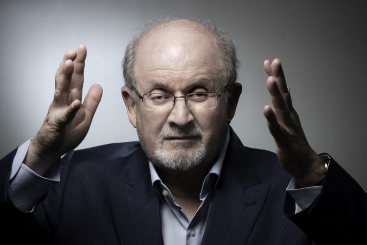 Las ventas de «Los versos satánicos» aumentan en EE. UU. tras ataque a Salman Rushdie. FOTO/ AFP.