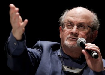 Escritor británico Salman Rushdie es atacado en Nueva York durante pleno evento