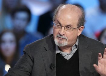 Escritor Salman Rushdie con respiración artificial tras ser apuñalado en EE. UU.