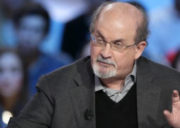 Salman Rushdie da primeras señales de recuperación tras ser apuñalado
