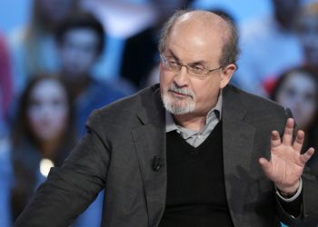 Escritor británico Salman Rushdie es atacado en Nueva York durante pleno evento