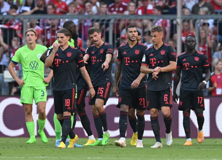 El delantero alemán del Bayern de Múnich, Thomas Mueller (C L), celebra con sus compañeros su 2-0 durante el partido de fútbol de la Bundesliga alemana de primera división entre el FC Bayern de Múnich y el VfL Wolfsburg en Múnich. (Photo by KERSTIN JOENSSON / AFP)