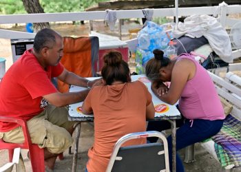 Familiares de mineros de México desconfían del rescate
