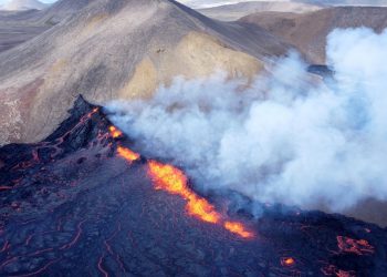 La lava de un volcán en Islandia cesa lentamente de fluir
