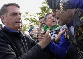 Bolsonaro discute y forcejea con un influencer que lo insultó en Brasilia