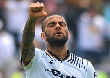 Brasileño Dani Alves pasa del amor a los reproches en el fútbol mexicano