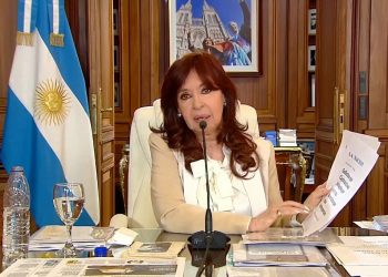 Cristina Kirchner contraataca con denuncia de persecución de la justicia tras pedido de prisión