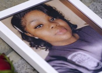 Expolicía de EE. UU. se declara culpable de falsear allanamiento en el que murió afroestadounidense