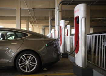 Por ola de calor, piden a los californianos no cargar sus vehículos eléctricos