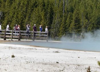 Encuentran restos humanos en aguas termales del parque de Yellowstone de EE. UU.