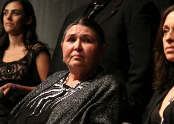 Academia de Hollywood se disculpa con actriz indígena por maltrato, luego de rechazar en nombre de Marlon Brando el Óscar en 1973