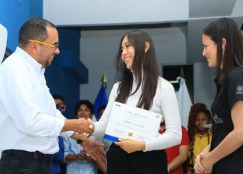 Estudiantes de la Universidad de Ozarks finalizan pasantía en ANDA