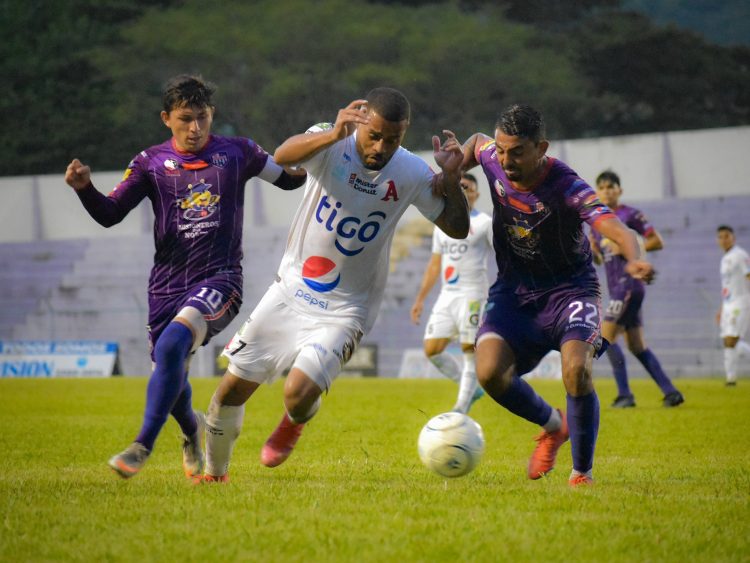 Los alacranes y los paquidermos empataron en juego amistoso. Foto: Alianza.