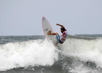 Bryan Pérez sigue vivo en Panamericano de Surf