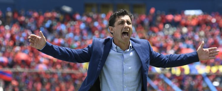 Guatemala _ 20190804 _ Clsico 307
 
El encuentro por la segunda fecha entre Municipal y Comunicaciones.
 
Estadio Doroteo Guamuch Flores
 
Sebastin Bini, tcnico interino rojo, debut en clsicos al frente de Municipal, luci un traje azul.