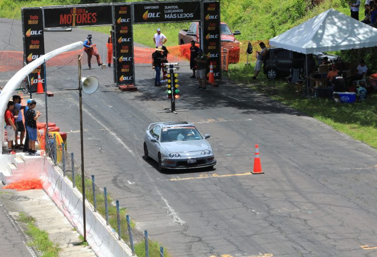 Este sábado los motores rugirán  en la competencia de 1/4 de Milla. Foto: Diario El Salvador.