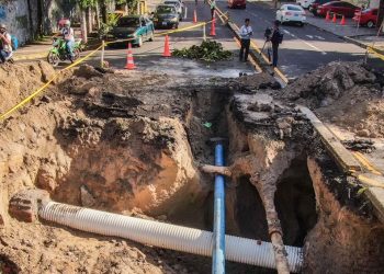 Personal de ANDA y Fovial realizan obras de mitigación en una cárcava formada en la 25 avenida sur, San Salvador