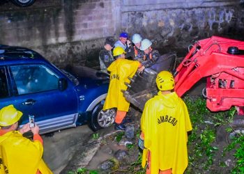 Autoridades asisten vehículo que fue arrastrado a una quebrada por fuertes lluvias en San Vicente