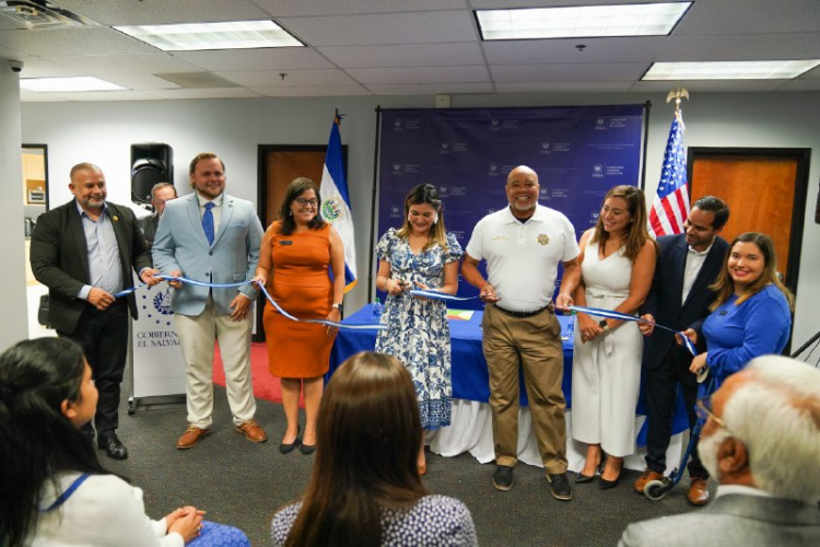 Inauguración. La viceministra de Diáspora y Movilidad Humana, Cindy Portal, dijo que de esta manera dan respuesta a la comunidad en el exterior.