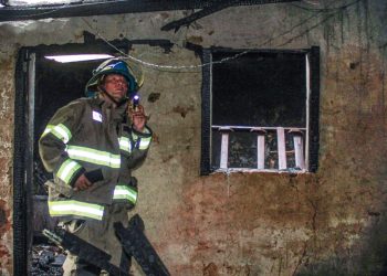 Bomberos controlan incendio estructural en una vivienda en Santa Ana