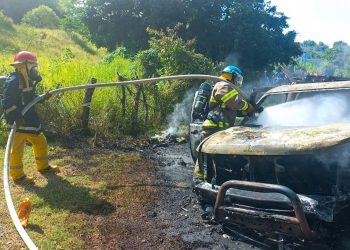 Bomberos atienden incendio en vehículo que colisionó con rastra en Usulután