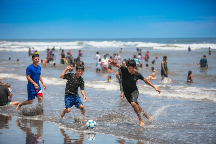 El 70 % de los lugares visitados en vacaciones agostinas fueron las playas salvadoreñas. Foto / Diario El Salvador.