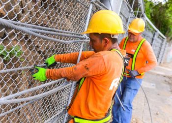 Continúa construcción de barreras de alta resistencia en carretera a Comalapa