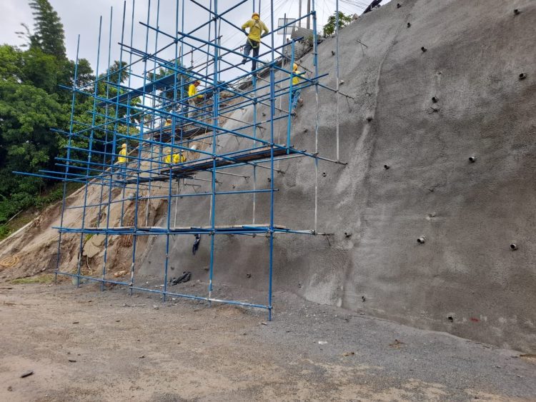 Las labores continúan en la comunidad Belén, en Ilopango, para eliminar seis cárcavas y a la vez, construir un sistema adecuado de descarga de aguas.