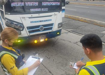 Sancionan a 693 rutas del transporte público en El Salvador por incremento al pasaje