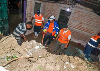 Protección Civil auxilia a familia afectada por derrumbe en Santo Tomás