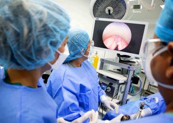 El ISSS desarrolla microcirugía laríngea con láser KTP