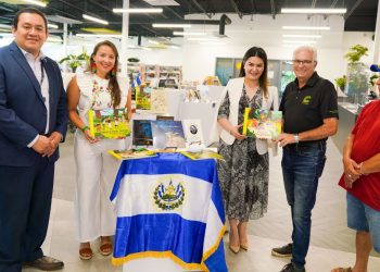 Cancillería dona libros a biblioteca en Canadá