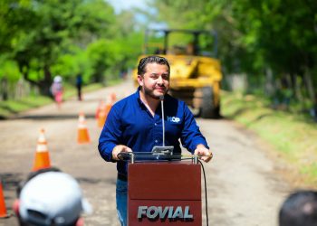 Ministro de Obras Públicas supervisa inicio de pavimentación de calle que conduce a Yayantique, en La Unión