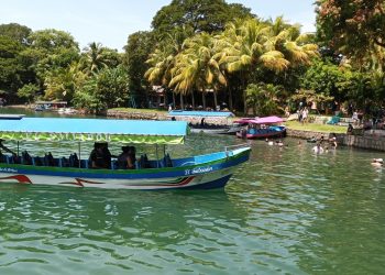 Turistas disfrutan de la laguna de Apastepeque