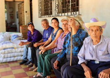 Entregan alimentos a adultos mayores en Meanguera, Morazán  