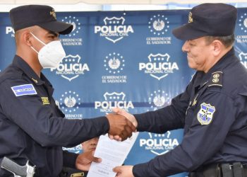 Entregan reconocimientos a policías de la zona paracentral