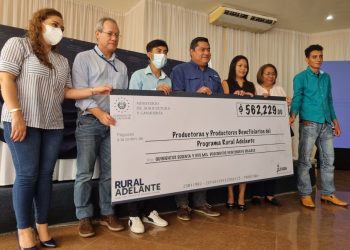 Ministerio de Agricultura y Ganadería entregó más de $560,000 a productores en San Miguel