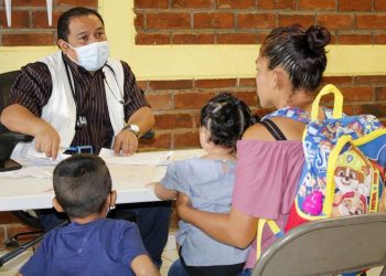 Acercan los servicios médicos a menores en Chinameca, San Miguel