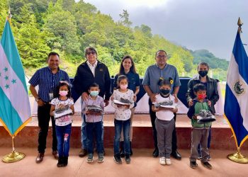 Gobierno entregó zapatos y uniformes en escuelas de los exbolsones