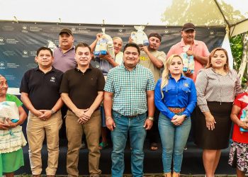 Ministerio de Agricultura y Ganadería entrega agroinsumos para suelos en los que se produce sandía en Intipucá