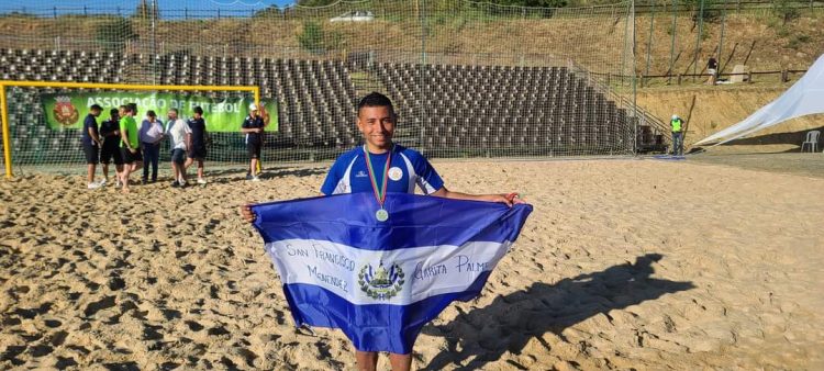Rafael Rizo, jugador de fútbol playa. Fotos tomadas del muro de Facebook de Rafael Rizo.