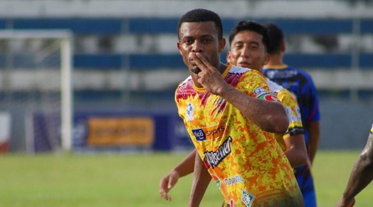 Fary Mancilla, celebra el gol que le dio la primera victoria a San Vicente. Foto: Ángel Hernández.