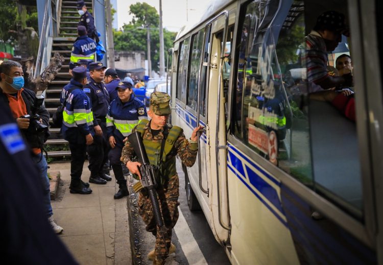 La Policía Nacional Civil y la Fuerza Armada hacen abordajes preventivos para
detectar a personas relacionadas con pandillas, estrategia avalada por la población.