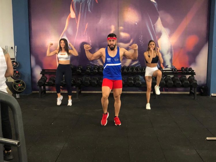 Yuri Rodríguez (al centro) comanda el divertido reto por parte de la embajada de China. Cortesia