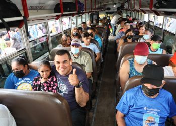 Salvadoreños abordaron los Buses Alegres con destino a la diversión