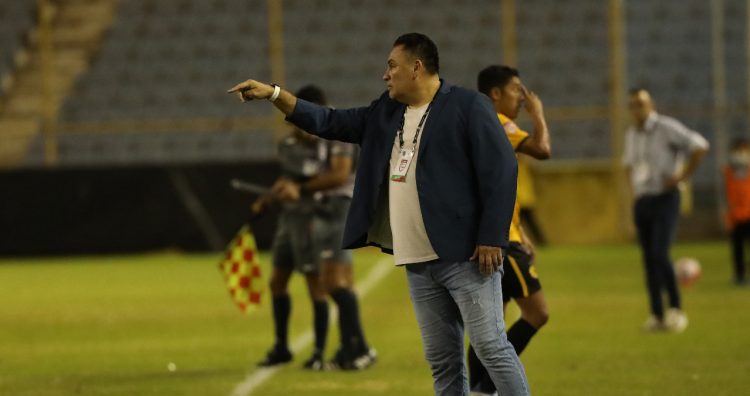 Érick Dowson Prado, entrenador de Platense. Foto Guillermo Martínez