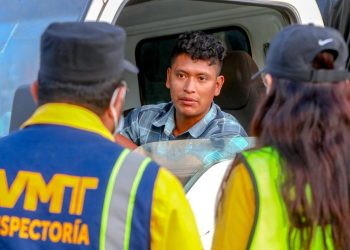 Autoridades inspeccionan control vehicular instalado en la carretera al Puerto de La Libertad