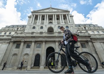 Banco de Inglaterra sube sus tasas de interés 50 puntos y prevé recesión