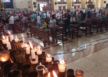 Feligreses participan en misas en honor al Divino Salvador del Mundo